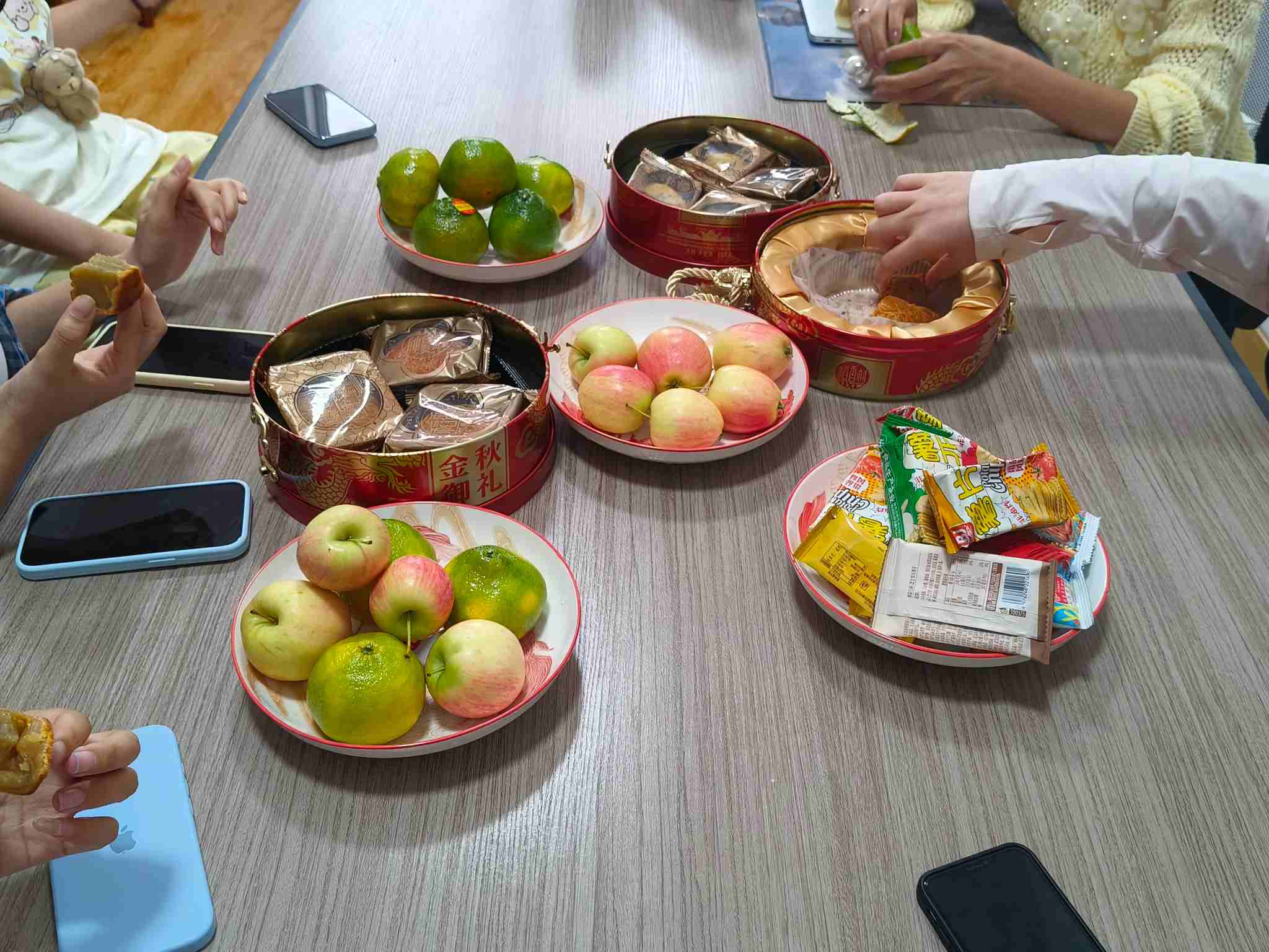 Zemeijia държи топъл следобеден чай