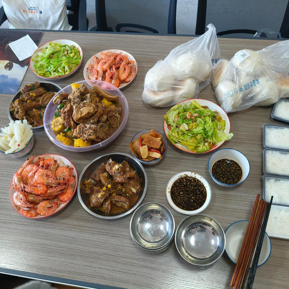 Шефовете готвят обяд за всички!