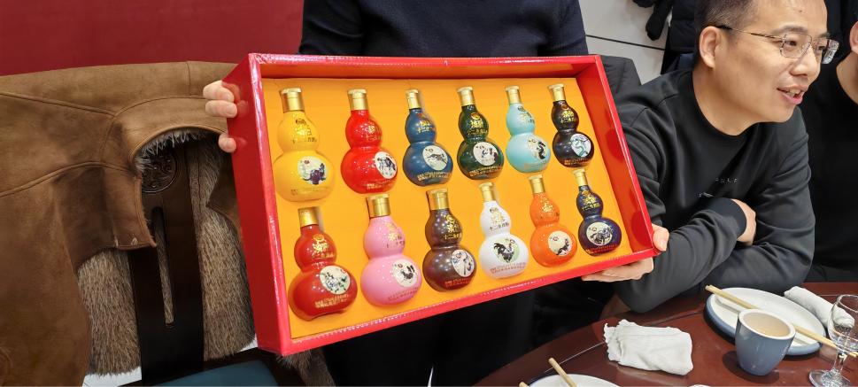 Zemeijia посреща годината на коня с годишно празненство на екипа