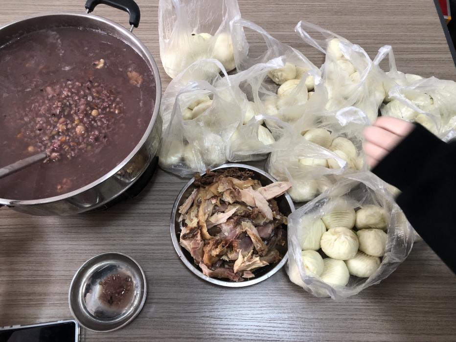 Служителите на Zemeijia празнуват фестивала Laba