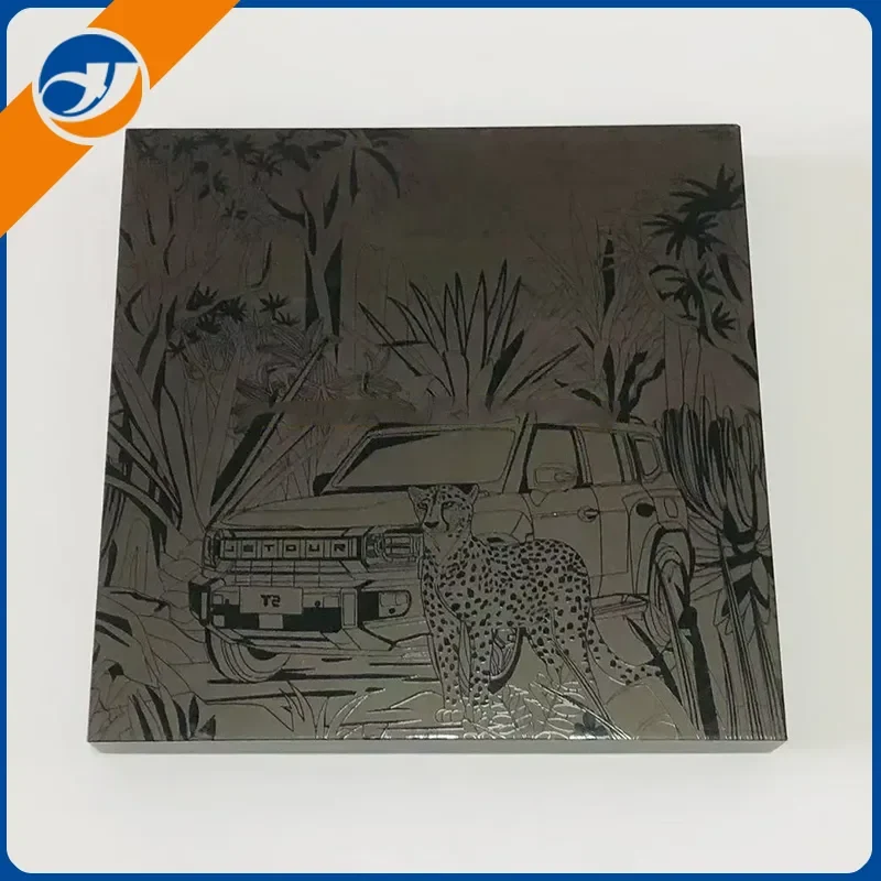 Черна подаръчна кутия с матов релеф